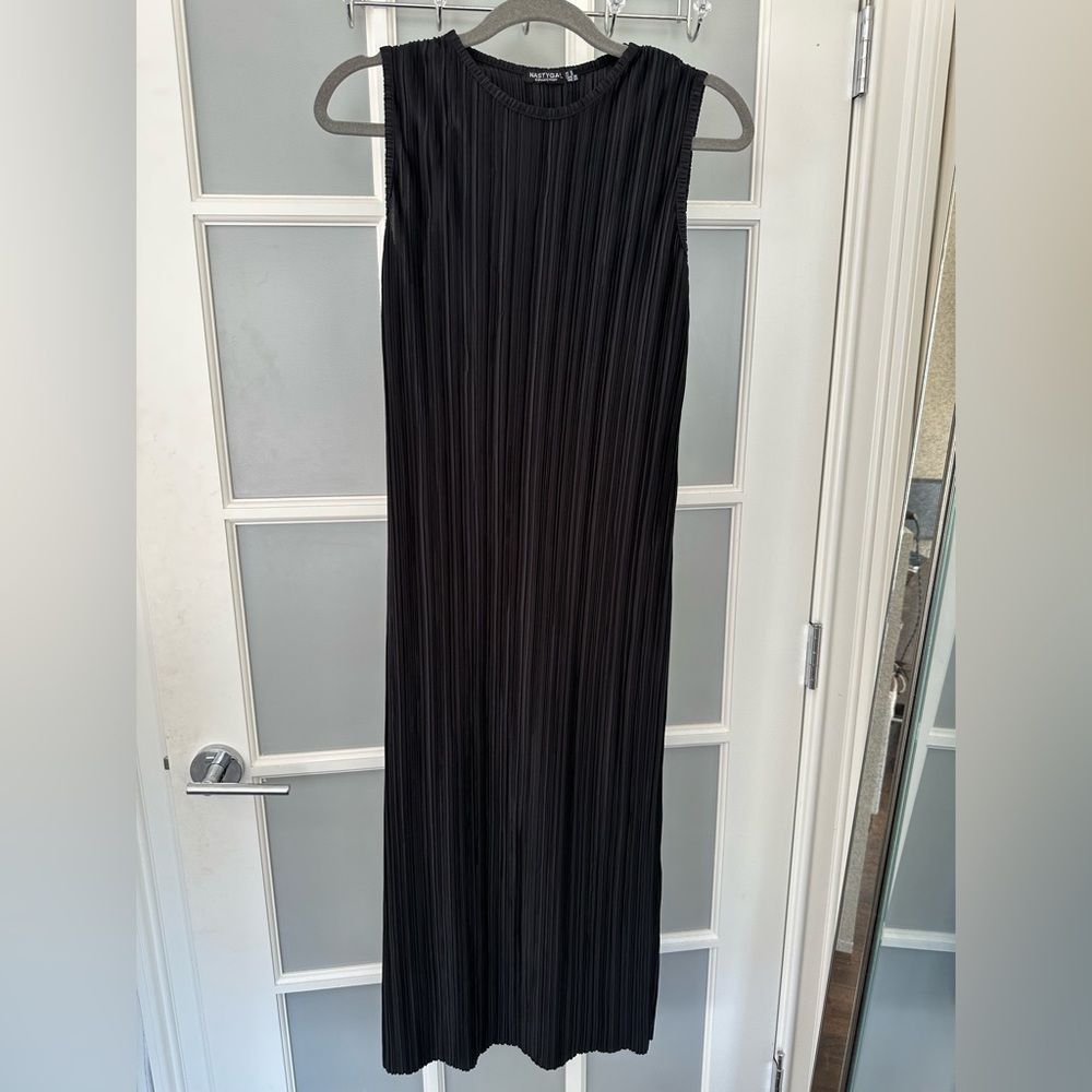Black Pleated Nasty Gal Midi Shift Dress 🖤